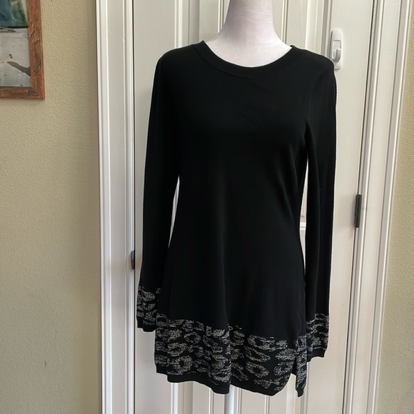 🩶ADRIENNE VITTADINI black with metallic print trim tunic sweater. S - Picture 1 of 9